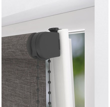 Detaljvy av en sidodragen rullgardin på fönstret