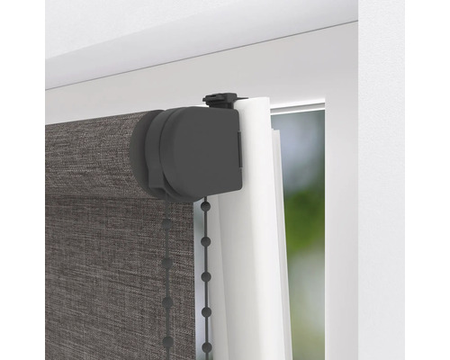 Detaljvy av en sidodragen rullgardin på fönstret