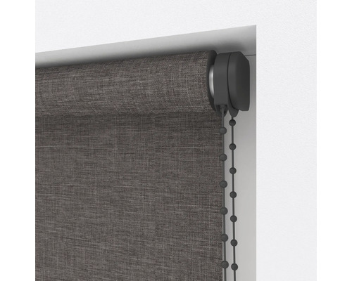 Detaljvy av en grå rullgardin på fönstret