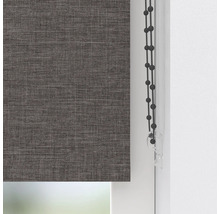 Grå rullgardin i fönstret med manöverkedja