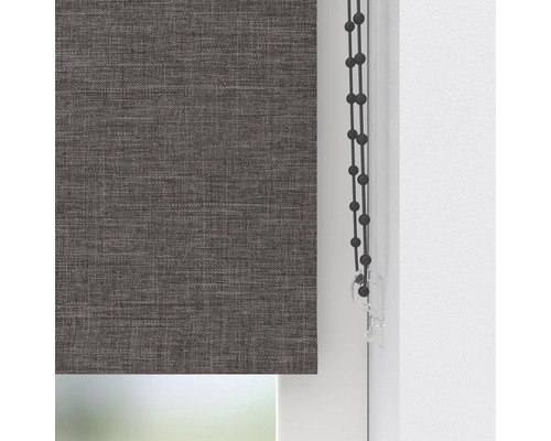 Grå rullgardin i fönstret med manöverkedja