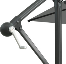 Detaljvy av ett parasoll med vevmekanism och Soluna-logotyp