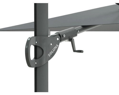 Detaljvy av ett parasoll med vevmekanism och Soluna-logotyp.