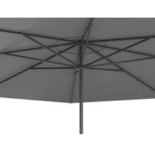 Underifrån vy av ett grått parasoll med metallram