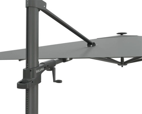 Detaljvy av ett parasoll med vevmekanism och Soluna logotyp