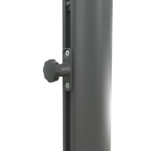 Detaljvy av en parasollstång med låsskruv