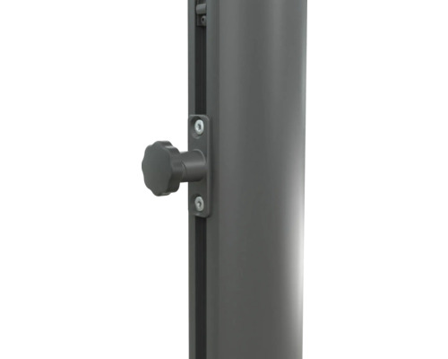 Detaljvy av en parasollstång med låsskruv