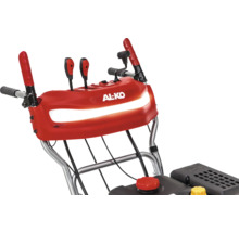 Detaljvy av en snöslunga av märket AL-KO med manöverelement och handtag.