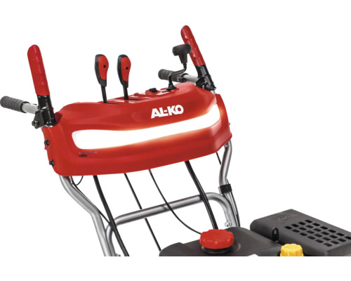 Detaljvy av en snöslunga av märket AL-KO med manöverelement och handtag.