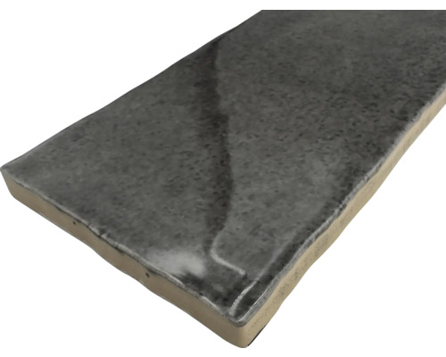 Grå keramisk platta i liggande format