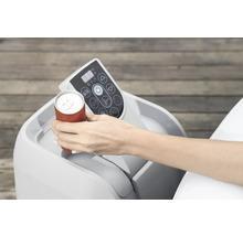 Kvinna placerar dryckesburk i bubbelpoolsförvaring