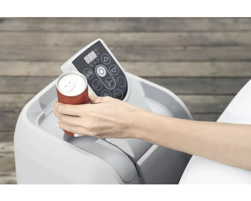 Kvinna placerar dryckesburk i bubbelpoolsförvaring