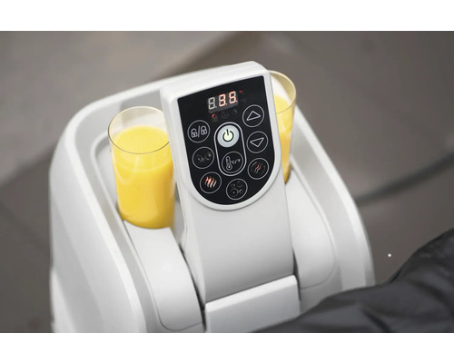 Elektrisk dryckesvärmare med två glas apelsinjuice