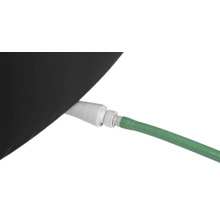 Närbild av en trädgårdsslang ansluten till en svart produkt