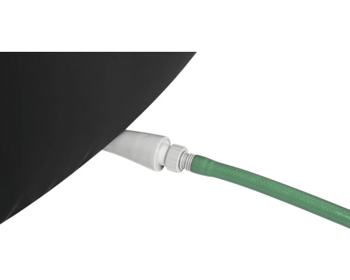 Närbild av en trädgårdsslang ansluten till en svart produkt