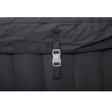 Närbild av ett svart bubbelbadskydd med stängning