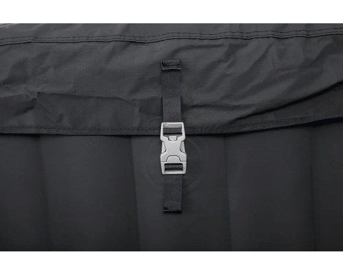 Närbild av ett svart bubbelbadskydd med stängning