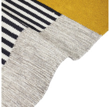 Matta med randigt mönster och enfärgad yta