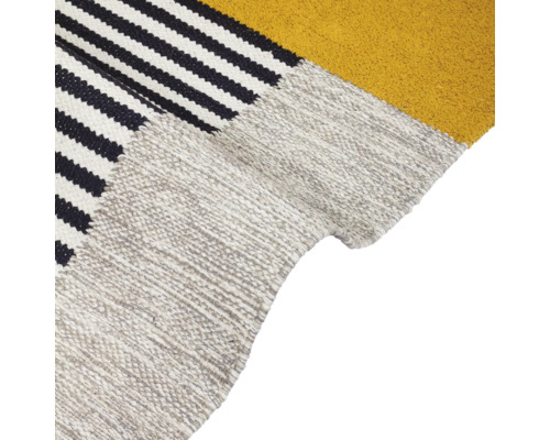 Matta med randigt mönster och enfärgad yta