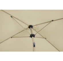 Vy från undersidan av ett parasoll med träribbor