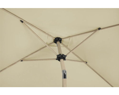 Vy från undersidan av ett parasoll med träribbor