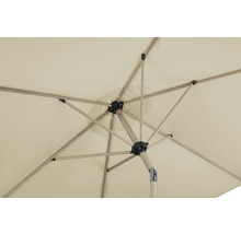 Vy från undersidan av ett trädgårdsparaply med ett ljust tak och ram