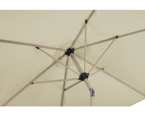 Vy från undersidan av ett trädgårdsparaply med ett ljust tak och ram