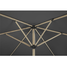 Invändig vy av ett parasoll med träram och grått parasollstak