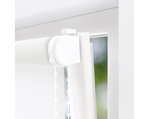 Närbild av en vit rullgardin på ett fönster