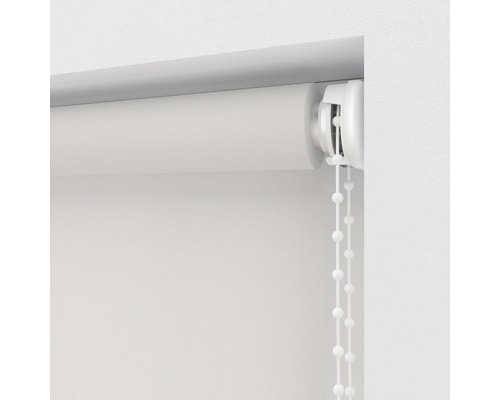 Vit rullgardin med kedjedrag vid fönstret