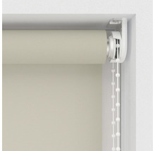 Beige sidodragrullgardin med kedjedrag vid fönstret