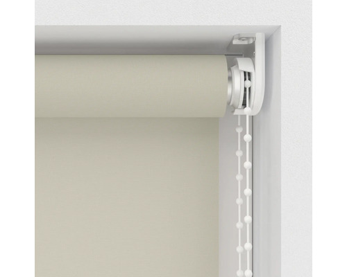 Beige sidodragrullgardin med kedjedrag vid fönstret