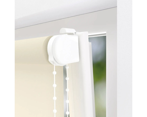 Detalj av en rullgardin med kedjedrift på ett fönster