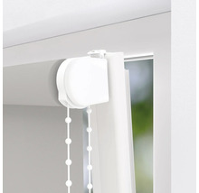 Detaljvy av en grå fönsterrullgardin med manöverkedja