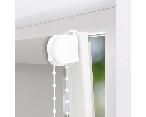 Detaljvy av en grå fönsterrullgardin med manöverkedja