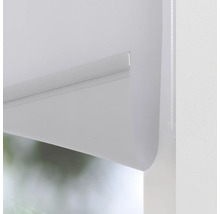 Detaljvy av en vit rullgardin vid fönstret