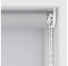 Rullgardin med kedjedrag vid fönstret