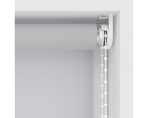 Rullgardin med kedjedrag vid fönstret