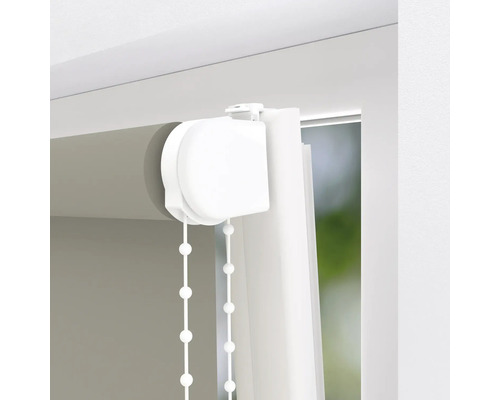 Detaljvy av en rullgardin med kedjemekanism för fönsterdekoration