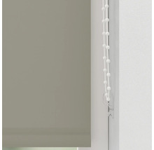 Grå rullgardin med manöverkedja vid fönstret