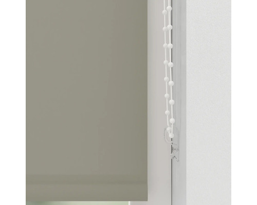 Grå rullgardin med manöverkedja vid fönstret