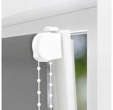 Detaljvy av en rullgardin med kedjemekanism vid fönstret