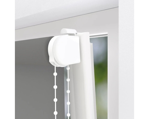 Detaljvy av en rullgardin med kedjemekanism vid fönstret