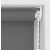 Grå rullgardin med kedjedrag i fönsterkarmen.