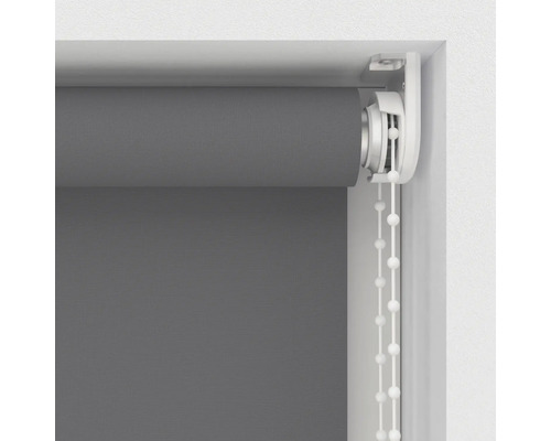 Grå rullgardin med kedjedrag i fönsterkarmen.