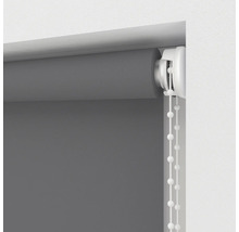 Grå rullgardin med kedjedrag för fönsterdekoration