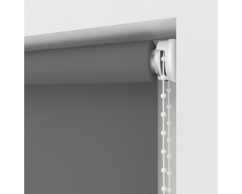 Grå rullgardin med kedjedrag för fönsterdekoration