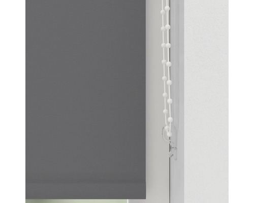 Grå rullgardin med kedjedrag vid fönstret