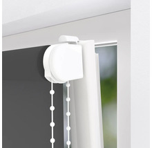 Detaljvy av en rullgardin med kedjedrag vid fönstret