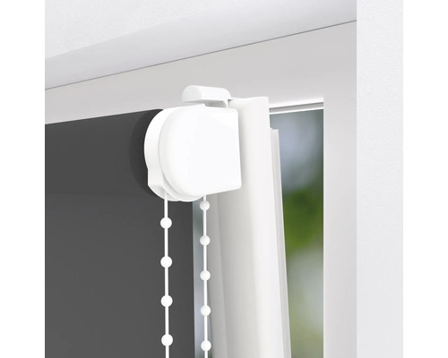 Detaljvy av en rullgardin med kedjedrag vid fönstret